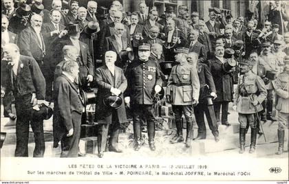 CPA Les Fetes De La Victoire A Paris 14 Juillet 1919 Sur Les Marches de l Hotel de Ville