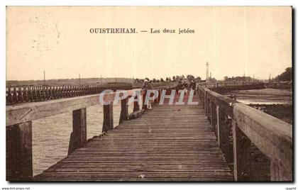 CPA Ouistreham Les deux jetees Phare Lighthouse