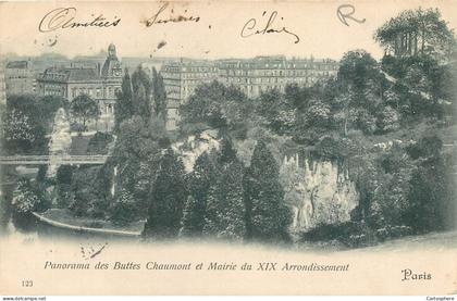 CPA Paris Parcs, jardins 75019 Panorama des Buttes Chaumonts et Mairie du XIX Arrondissement