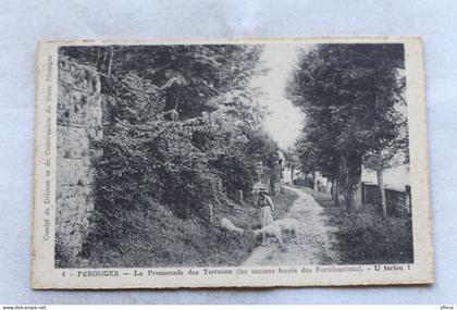 Pérouges, la promenade des Terreaux, Ain 01