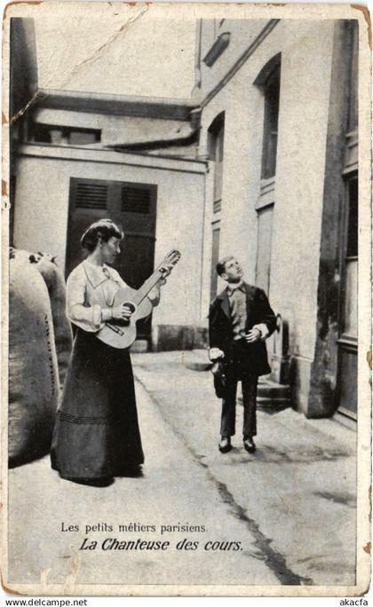 CPA PARIS - Les petits métiers paris Chanteuse des cours (88290)
