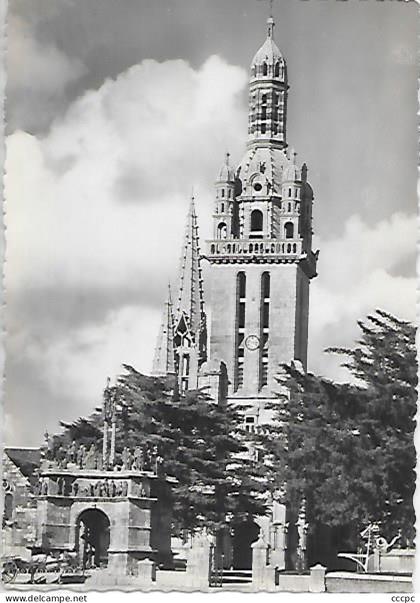 CPSM Pleyben Les trois clochers de l'Eglise et le Calvaire