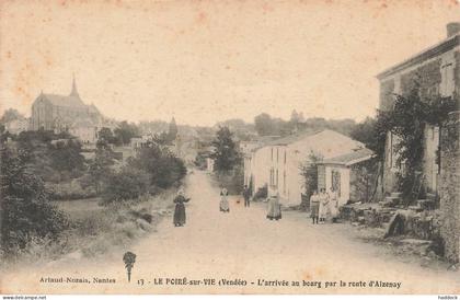 LE POIRE SUR VIE : L'ARRIVEE AU BOURG PAR LA ROUTE D'AIZENAY