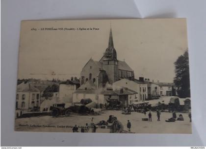le Poiré-sur -vie   N 2325   L Eglise et la place