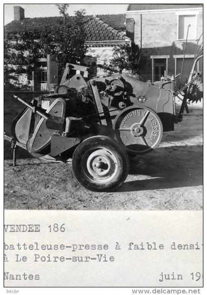 PHOTO 7.5x10 (85)     LE POIRE SUR VIE batteleuse presse a faible densité 1962 (engin agricole)