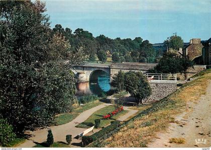 CPM Pont d'Ouilly Le Jardin Public et l'Orne