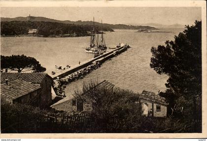 Les iles d'Hyeres CPA Porquerolles la rade (yacht)