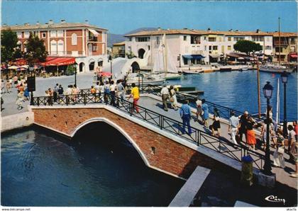 CPM GRIMAUD PORT-GRIMAUD - La Place du Marche (1114302)