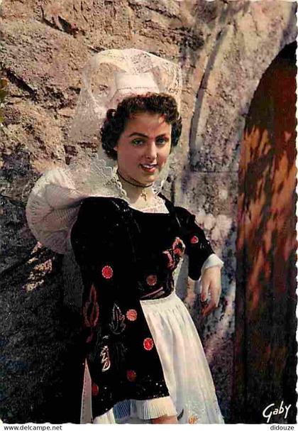 Carte Postale - 29 - Quimperlé - Coiffes et Costumes de Quimperlé Bannalec Scaer - Près du porche - Folklore - Femmes -