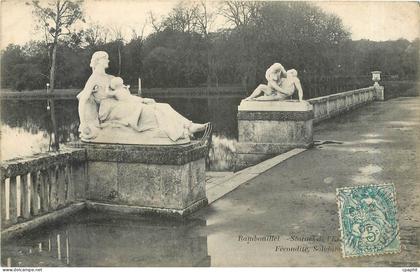 CPA Rambouillet - Statue Fecondite et Solidarite