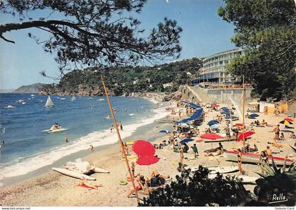 83 LE RAYOL CANADEL SUR MER LA PLAGE ET L HOTEL BAILLI DE SU