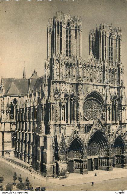 CPM Reims Champagne Pommery et Greno La Cathedrale de Reims