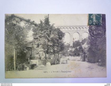 2020 - 6339  ROQUEFAVOUR  (Bouches-du-Rhône)  :  L'arrivée à Roquefavour   XXX