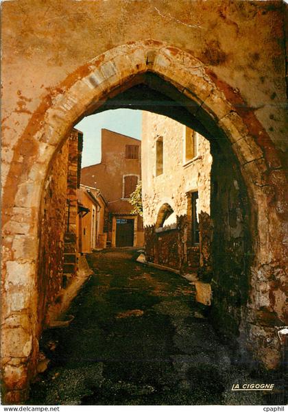 CPM Roussillon (Vaucluse) Rue du Village