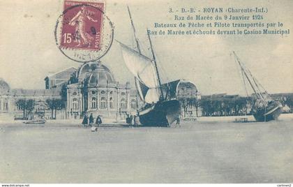 ROYAN BATEAUX DE PECHE ET PILOTE TRANSPORTES PAR LE RAZ DE MAREE ET ECHOUES DEVANT LE CASINO MUNICIPAL
