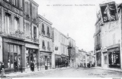 D16 RUFFEC - RUE DES PETITS BANCS < VUE ANIMEE AVEC DE NOMBREUX COMMERCES