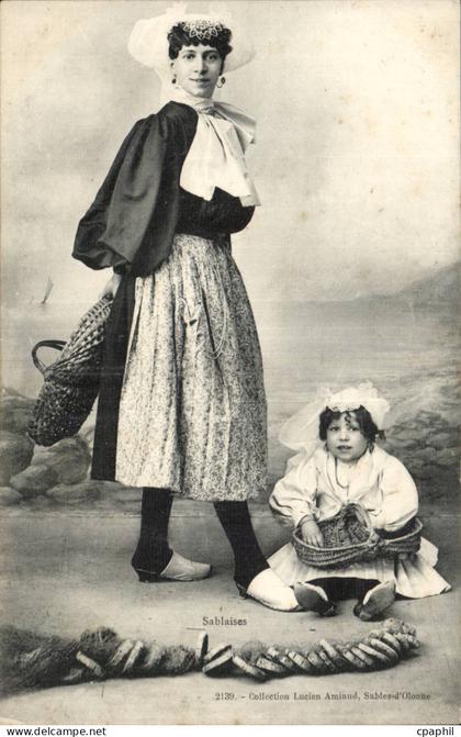 CPA SAbles d'olonne Sablaises (folklore costume)