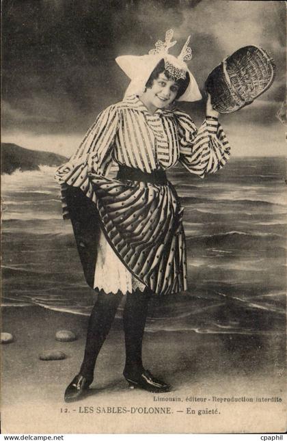 Sables d'olonne CPA En gaiete (folklore)