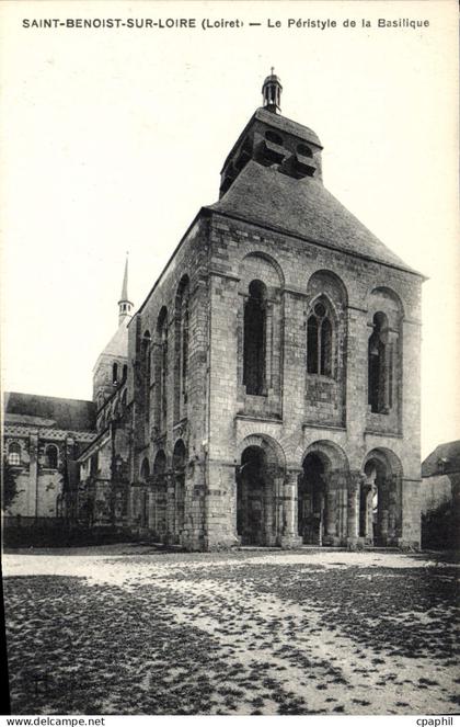 CPA Saint Benoit sur Loire Loiret Le Peristyle de la Basilique