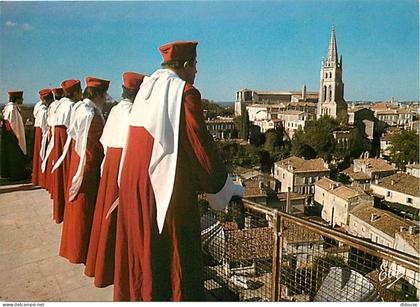 Carte Postale - 33 - Saint Emilion - La Jurade de Saint Emilion du Haut de la Tour du Roi, au fond, L'Eglise - Folklore