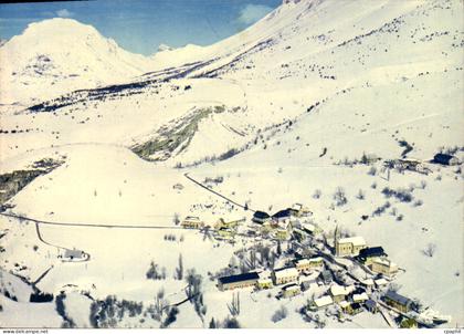 CPA St Etienne en Devoluy Htes Alpes Vue generale aerienne du village au fond Gicon