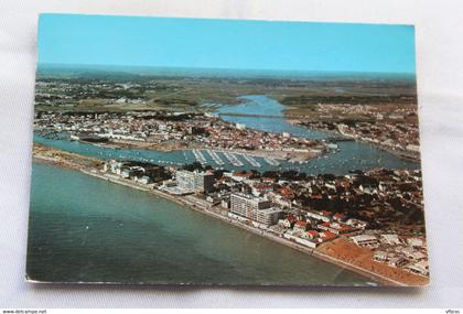 Cpm 1980, Saint Gilles Croix de Vie, la plage de St Gilles et le port de plaisance, Vendée 85