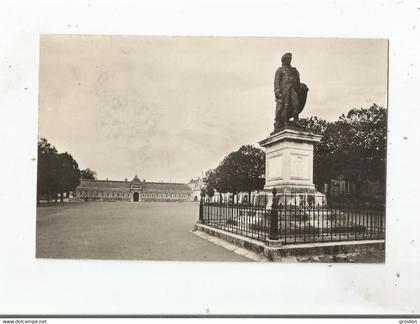 SAINT JEAN D'ANGELY (CARTE PHOTO AVEC STATUE REGNAUD) 21237