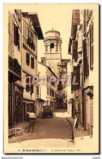 CPA Saint Jean de Luz Rue Saint Jean et le Clocher de l'Eglise