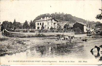 CPA Saint Jean Pied de Port Bords de la Nive Animee