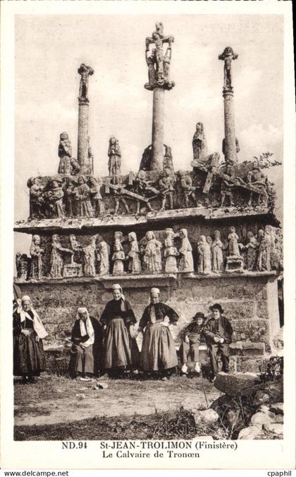 CPA Saint Trolimon Finistere Le Calvaire de Tronoen Folklore