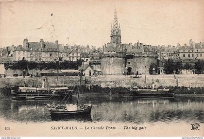 [-25%] FRANCE - Saint Malo - vue sur la grande Porte - The big gate - des bateaux - vue générale - Carte Postale Ancienn