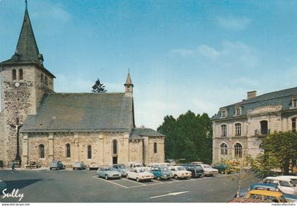 Riom ès Montagnes(15 - Cantal) L'Eglise  ,l'Hôtel de Ville