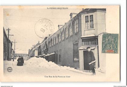 CPA St Pierre et Miquelon une rue de St Pierre en hiver
