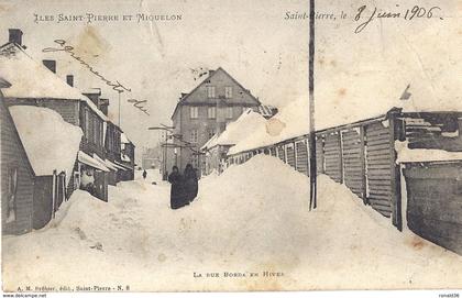 Cp iles de SAINT ST PIERRE et MIQUELON Rue Borda en hiver ( habitation neige  )