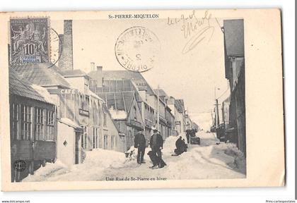 CPA St Pierre et Miquelon une rue de St Pierre en hiver