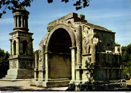 CPSM Saint Remy De Provence Les Antiques Mausolee De Jules Et Porte