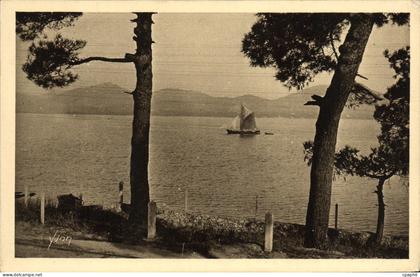 CPA La Douce France Cote D'Azur Saint Tropez Le Massif De l'Esterel Vu De La Route De Saint Tropez