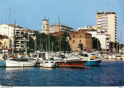 CPM Sainte Maxime Var Le Port l Eglise et la Tour Carree Bateaux