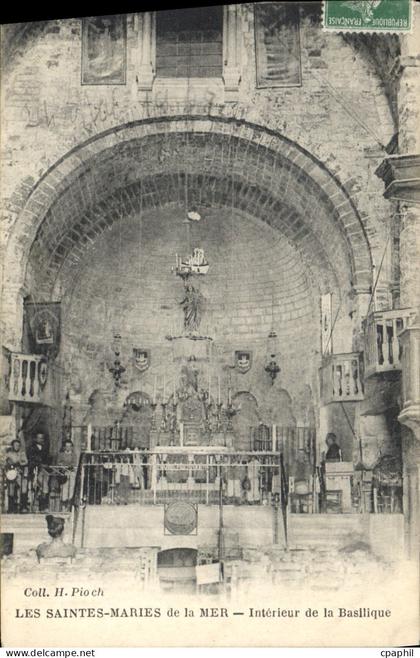 CPA les Saintes Maries de la Mer Interieur de la Basilique