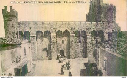 CPA Les Saintes Maries de la Mer Place de L'Eglise