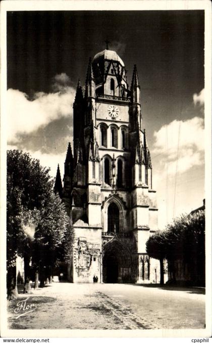 Saintes CPA L'eglise St Pierre