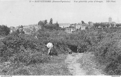 D64 - SAUVETERRE DE BEARN < VUE GENERALE ANIMEE PRISE D'OREGUE