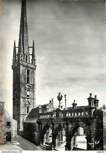 CPA Sizun Finistere L'Arc de Triomphe et l'elegant clocher de l'eglise