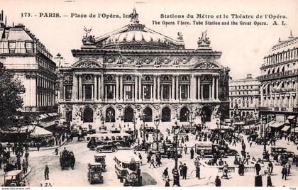 Paris - Place de l'Opéra, les Stations du Métro et le Théâtre de l'Opéra