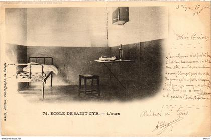 CPA St Cyr l'Ecole Ecole L'ours (1443716)