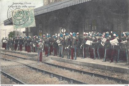 CPA St-Cyr l'Ecole l'attente du train spécial