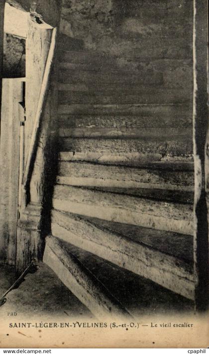 CPA Saint leger en Yvelines Le vieil escalier