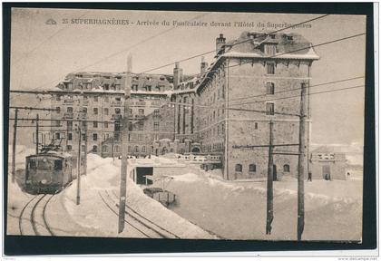 SUPERBAGNERES - Arrivée du Funiculaire devant l'Hôtel de Superbagnères