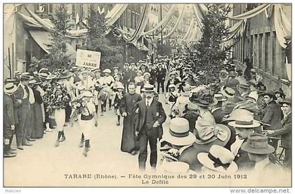 - ref - H693 - rhone - tarare - fete gymnique des 29 et 30 juin 1912 - le defile :  pancarte  jarez  -carte bon etat -