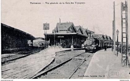 13- TARASCON -  VUE ANIMEE SUR LA GARE DES VOYAGEURS